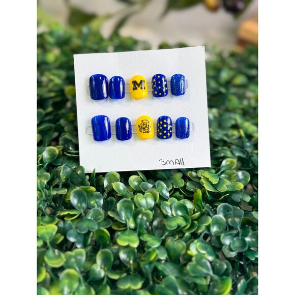 Michigan University - Handpainted/Designed Reusable Press on Nails - Picture 3 of 7